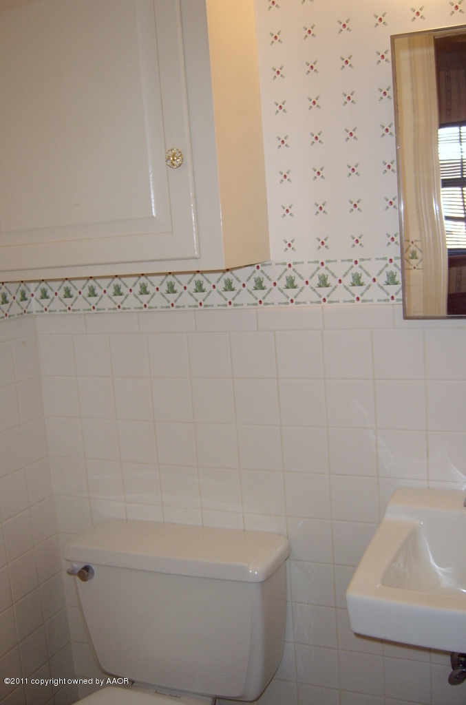6903 Calumet Road Amarillo, TX 79106 - Photo 20 of 34 a bathroom with a sink and toilet