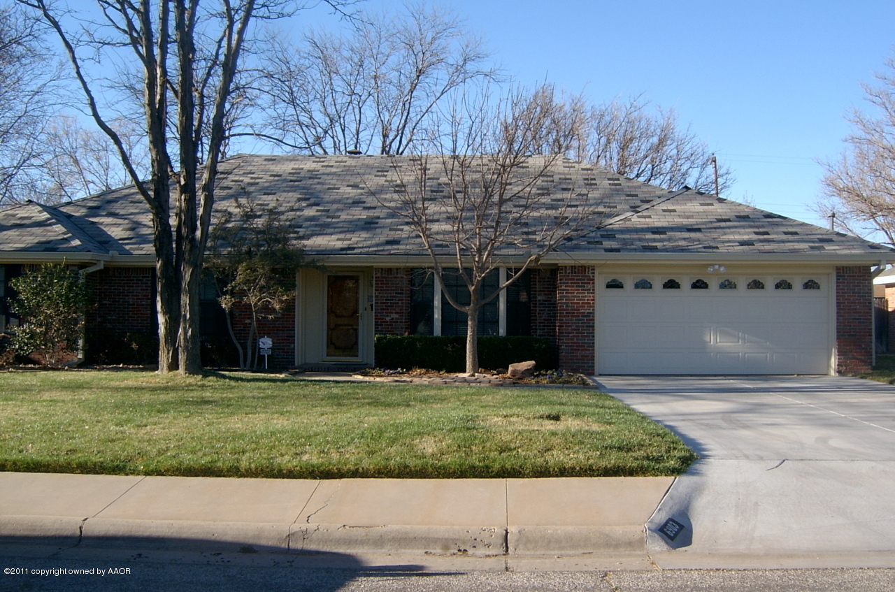 6903 Calumet Road Amarillo, TX 79106 - Photo 3 of 34 a front view of a house with a yard