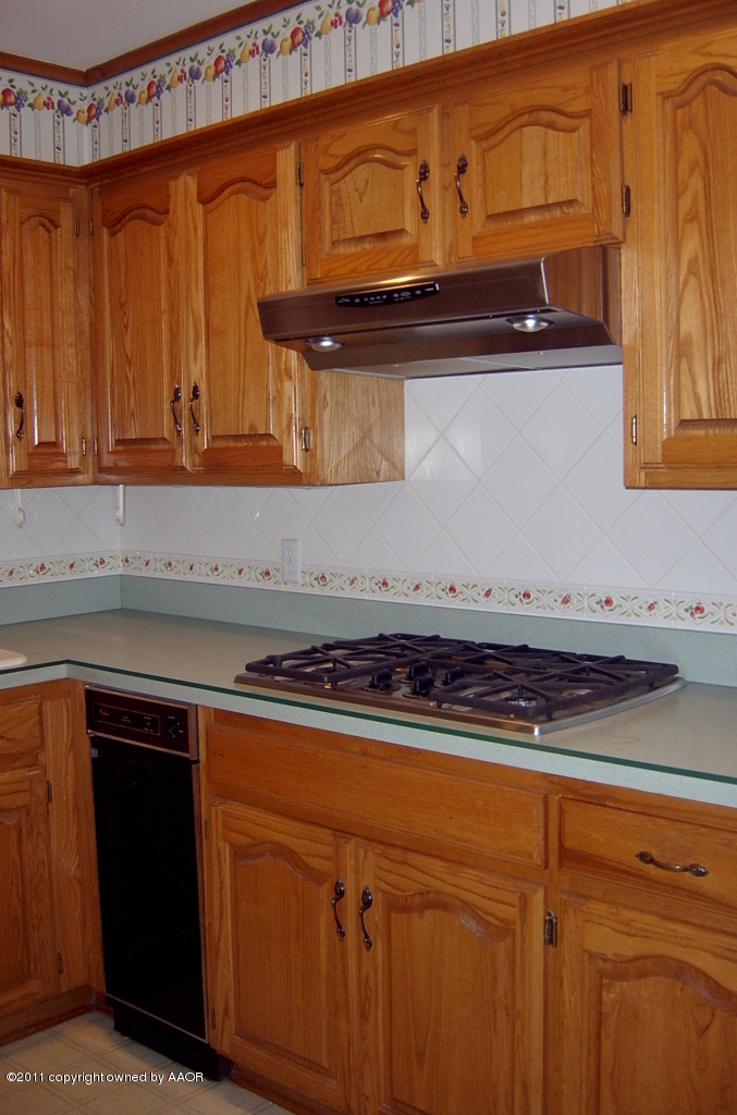 6903 Calumet Road Amarillo, TX 79106 - Photo 8 of 34 a view of a microwave and cabinets