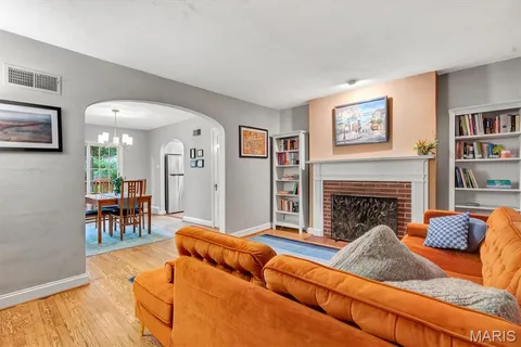 $299,900 | 807 Blossom Lane, St. Louis, MO 63119