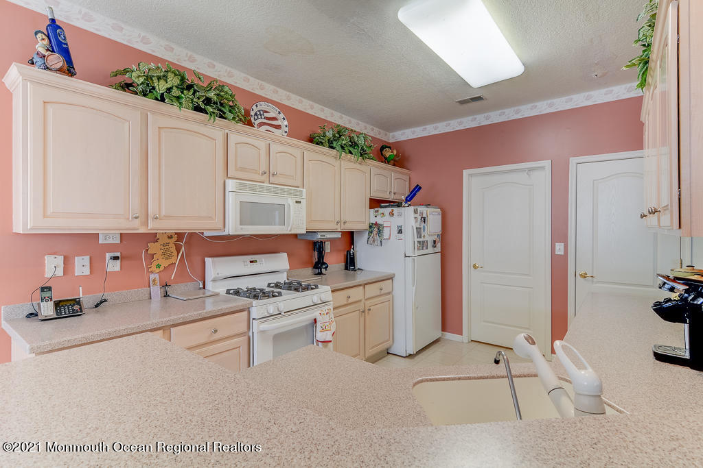 44 Silverside Road Lakewood, NJ 08701 - Photo 13 of 39 0011__SMALL