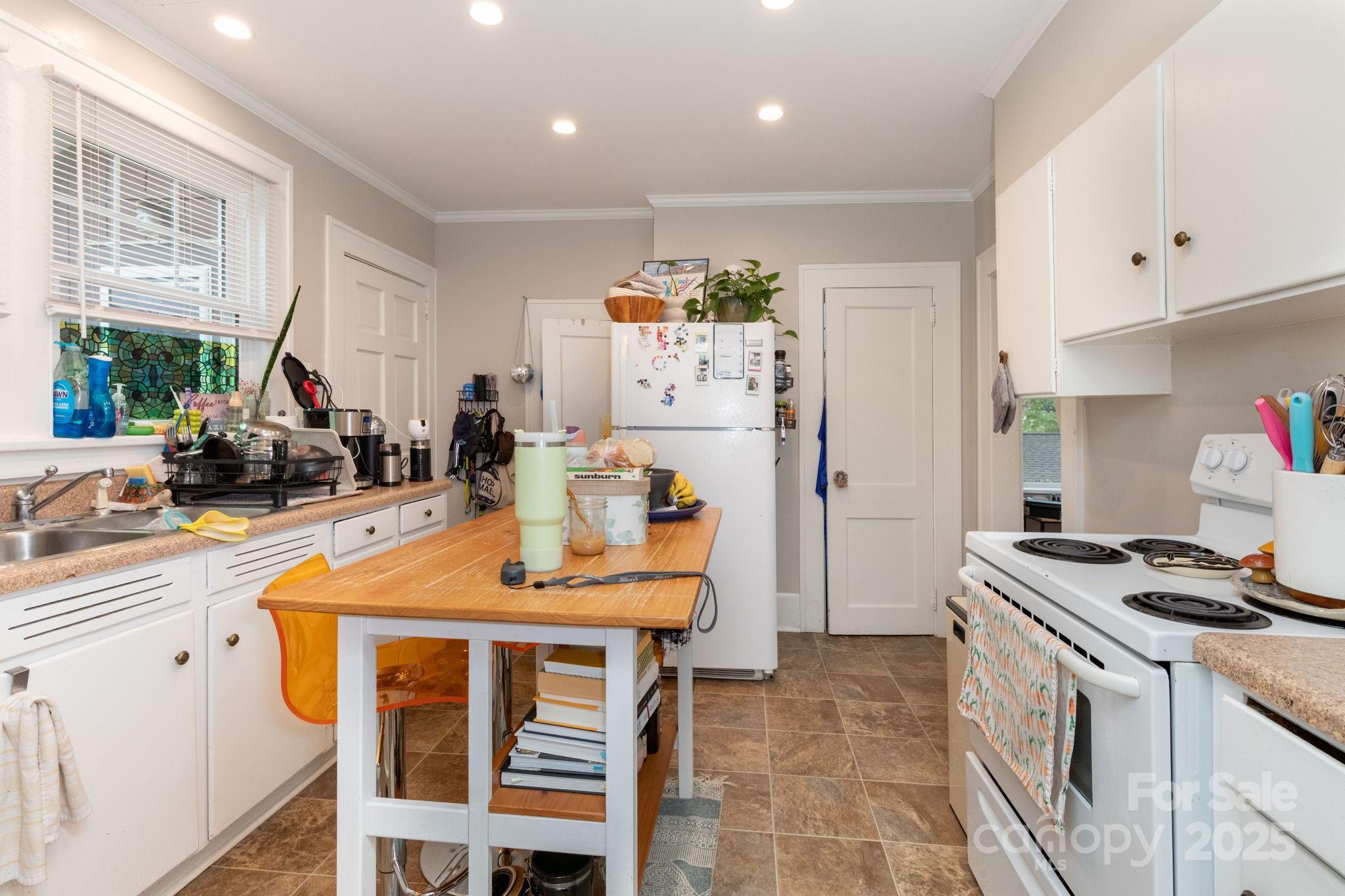16 Gracelyn Road Asheville, NC 28804 - Photo 10 of 22 a kitchen that has a table and chairs in it
