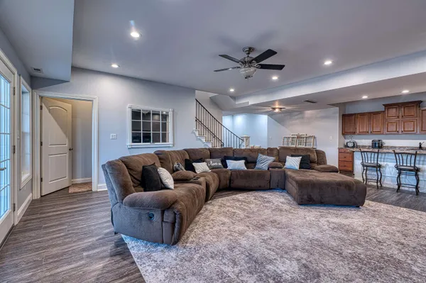$850,000 | 6055 Pfafflin Lake Boulevard, Newburgh, IN 47630
