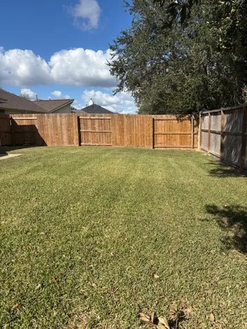 a view of a backyard