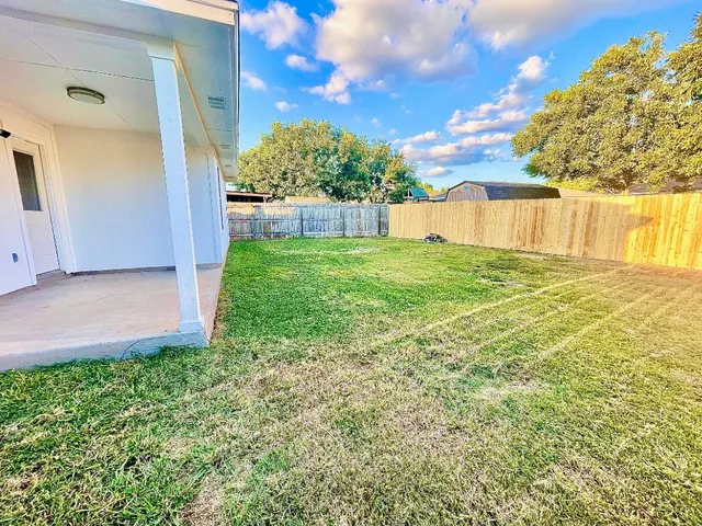 a view of a backyard