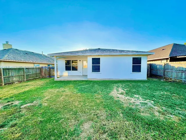 a view of a house with backyard