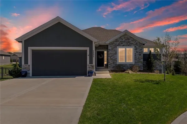 $559,900 | 7425 Northwest Douglas Court, Parkville, MO 64152