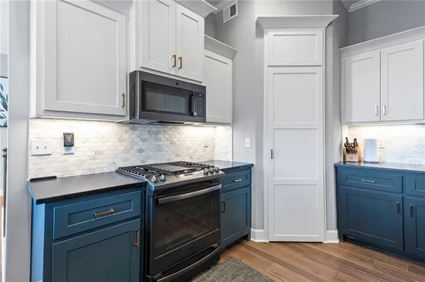 $559,900 | 7425 Northwest Douglas Court, Parkville, MO 64152