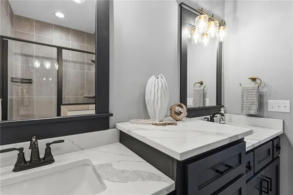 $559,900 | 7425 Northwest Douglas Court, Parkville, MO 64152