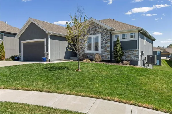 $559,900 | 7425 Northwest Douglas Court, Parkville, MO 64152