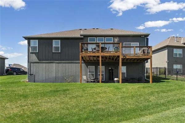 $559,900 | 7425 Northwest Douglas Court, Parkville, MO 64152