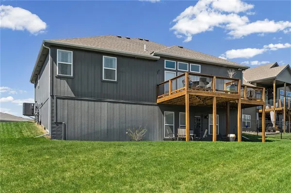 $559,900 | 7425 Northwest Douglas Court, Parkville, MO 64152