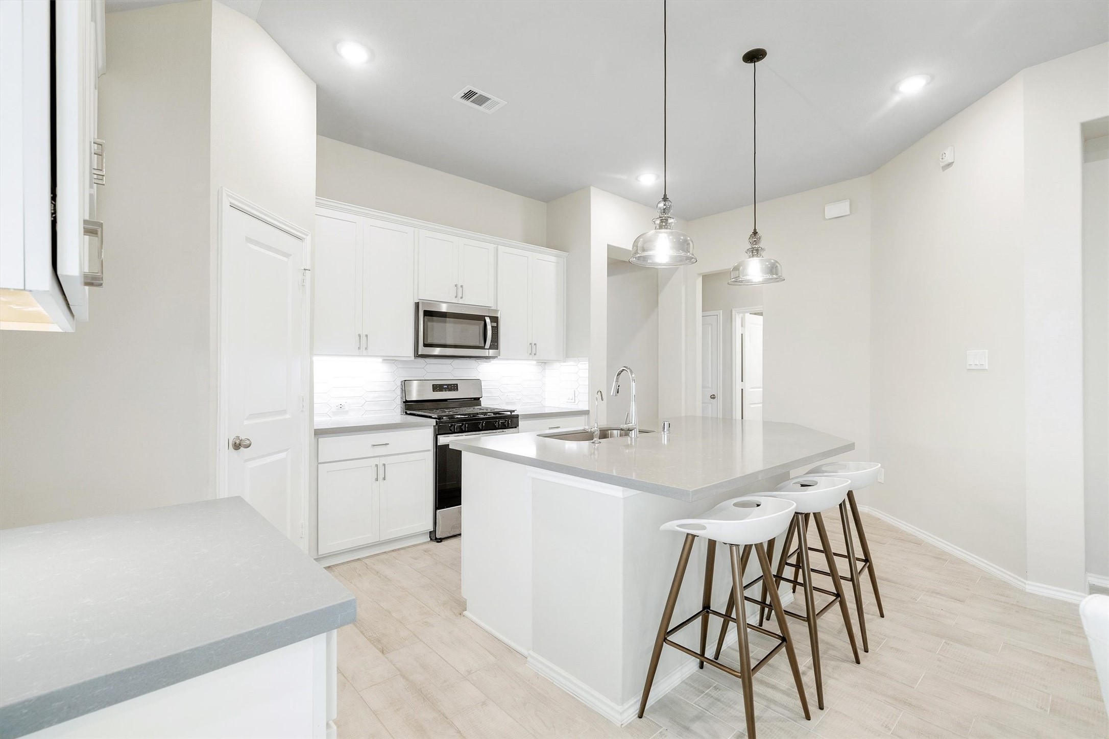 17270 Wild Watermelon Way Conroe, TX 77302 - Photo 7 of 28 Another kitchen angle, even more to love.