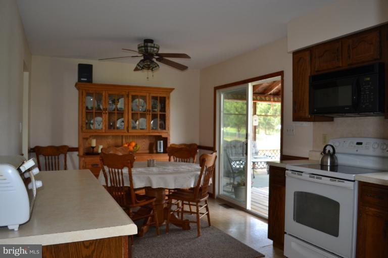 121 Old Chestnut Road Elkton, MD 21921 - Photo 3 of 29 Large Country Kitchen w/ sliders to screened porch