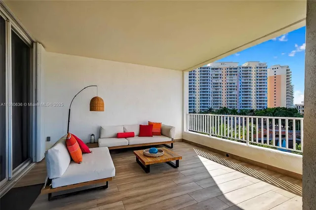 $1,650,000 | 715 Crandon Boulevard, Unit PH5, Key Biscayne, FL 33149