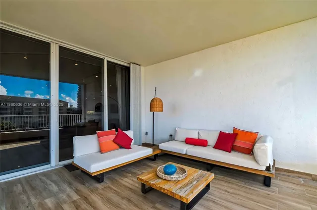 $1,650,000 | 715 Crandon Boulevard, Unit PH5, Key Biscayne, FL 33149