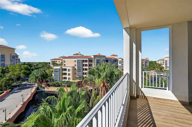 $1,650,000 | 715 Crandon Boulevard, Unit PH5, Key Biscayne, FL 33149