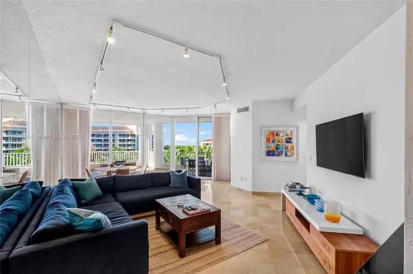 $1,650,000 | 715 Crandon Boulevard, Unit PH5, Key Biscayne, FL 33149