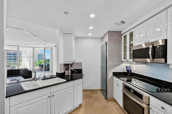 $1,650,000 | 715 Crandon Boulevard, Unit PH5, Key Biscayne, FL 33149