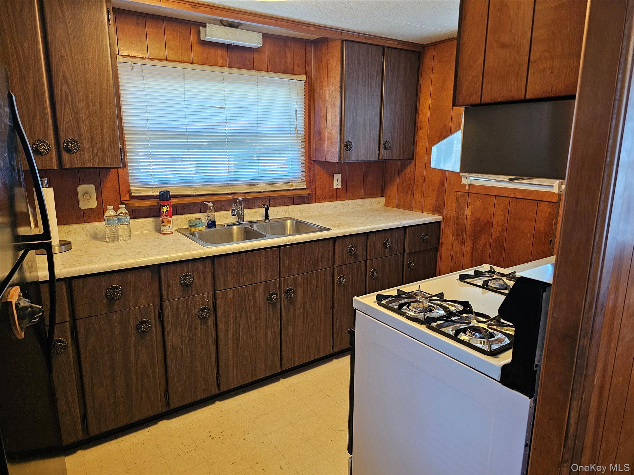 1964 River Road, Unit 37 Calverton, NY 11933 - Photo 4 of 13 a kitchen with a stove and a microwave