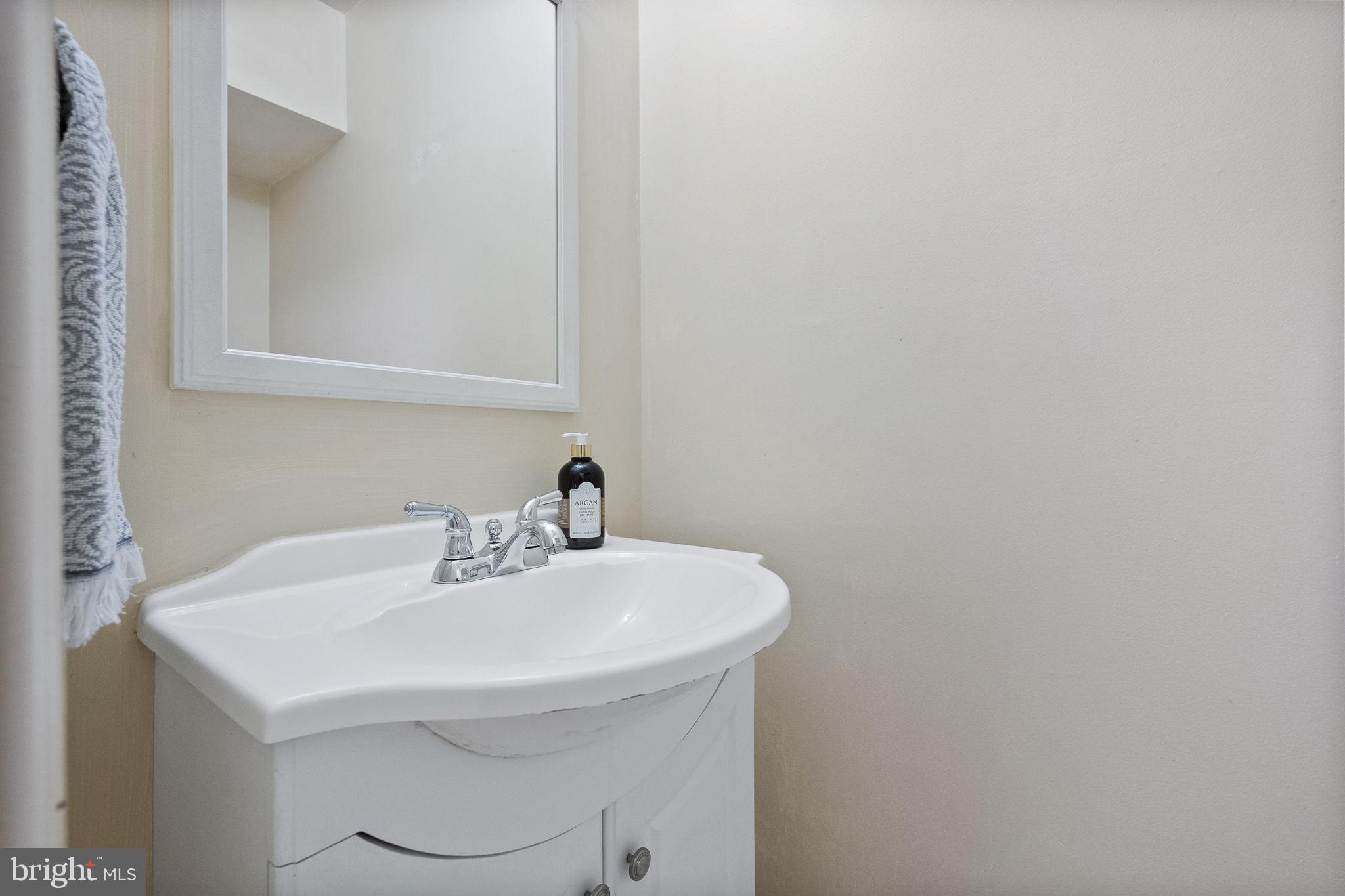 2340 Southgate Square Reston, VA 20191 - Photo 19 of 33 a bathroom with a sink and a mirror