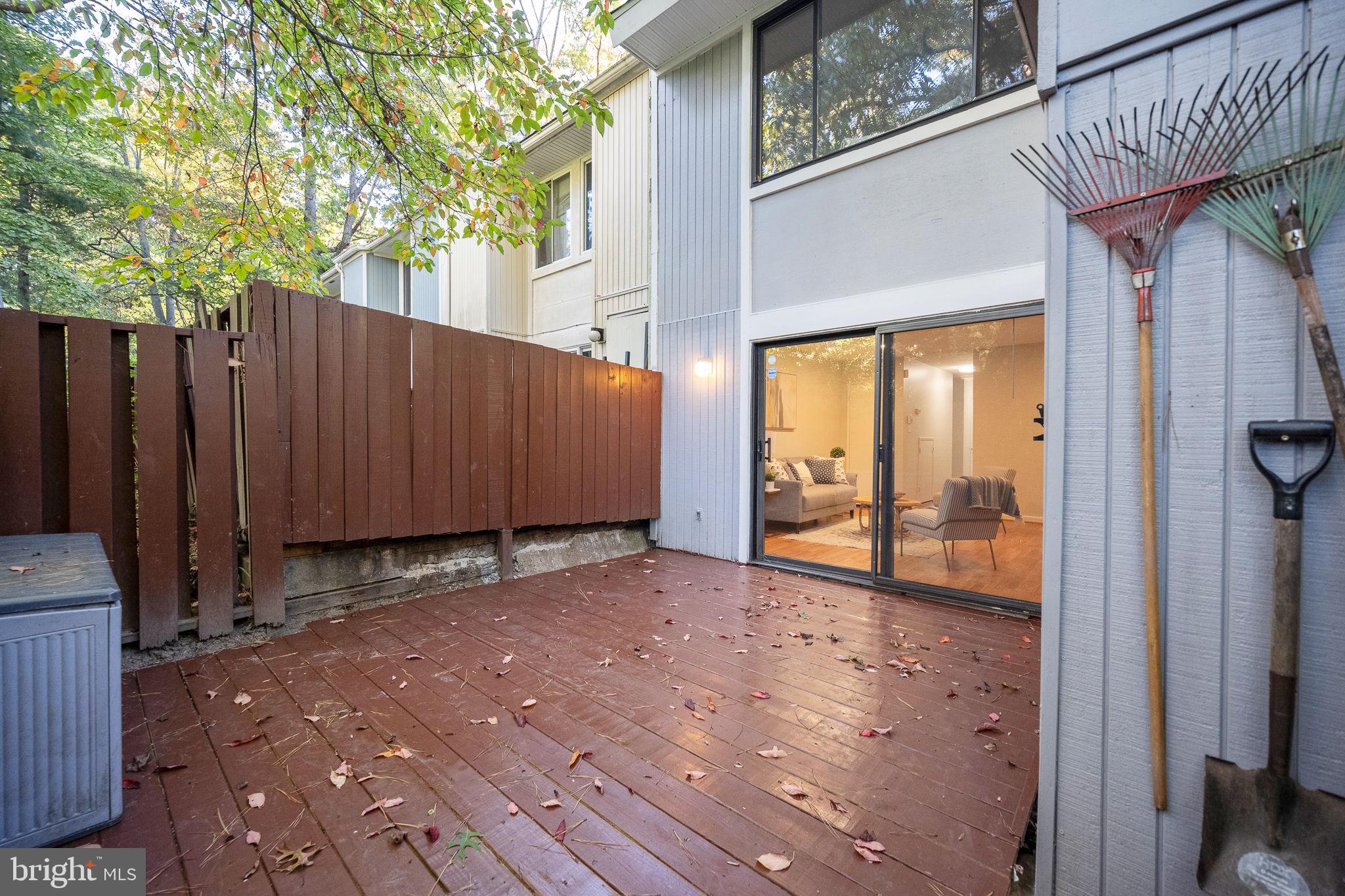 2340 Southgate Square Reston, VA 20191 - Photo 29 of 33 a view of a backyard of the house