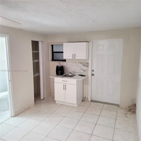 $950 | 5871 Northwest 199th Street, Unit 5871R, Hialeah, FL 33015
