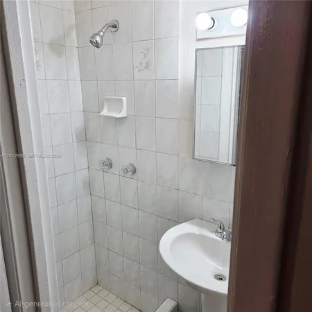 $950 | 5871 Northwest 199th Street, Unit 5871R, Hialeah, FL 33015