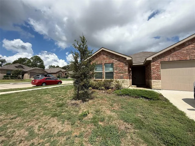 $2,450 | 424 Amory Street, Azle, TX 76020