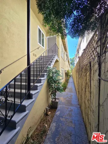 $3,250 | 920 Westbourne Drive, Unit 10, West Hollywood, CA 90069