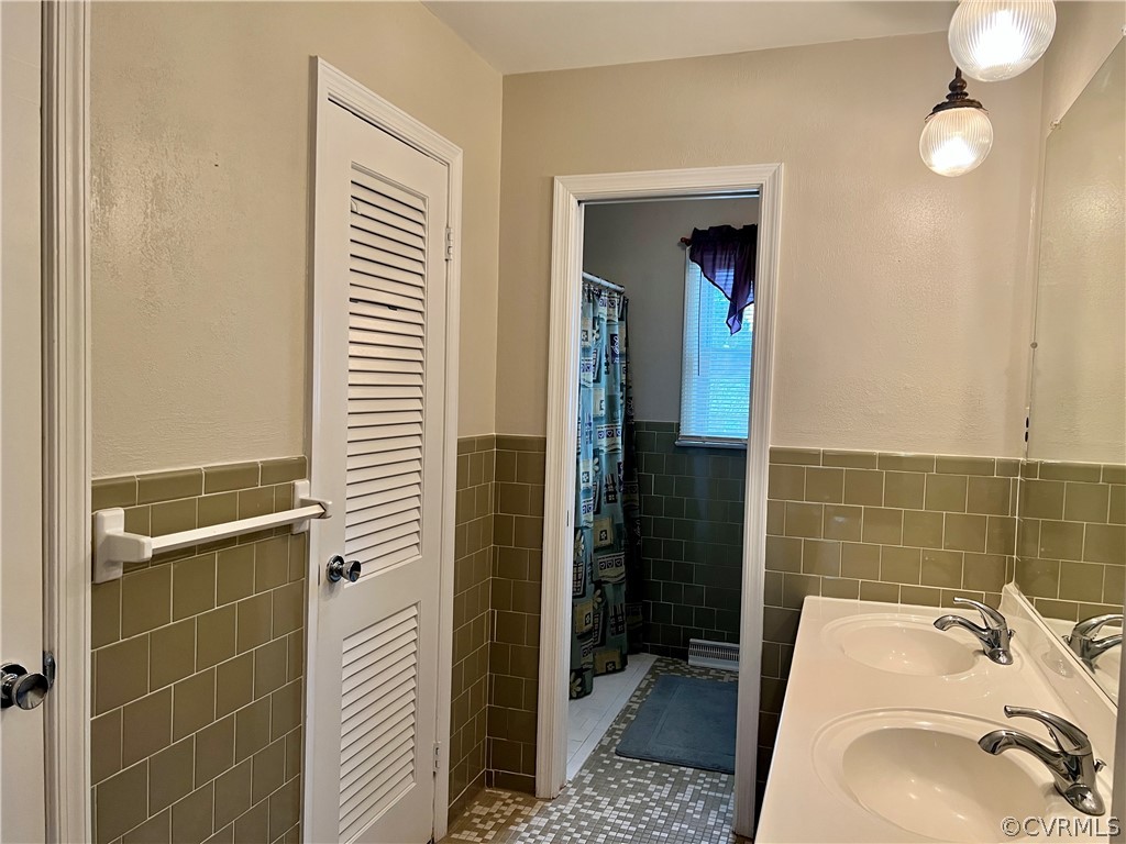 1301 Hermitage Road Colonial Heights, VA 23834 - Photo 20 of 26 Full Bathroom open to Primary Bedroom and Hall