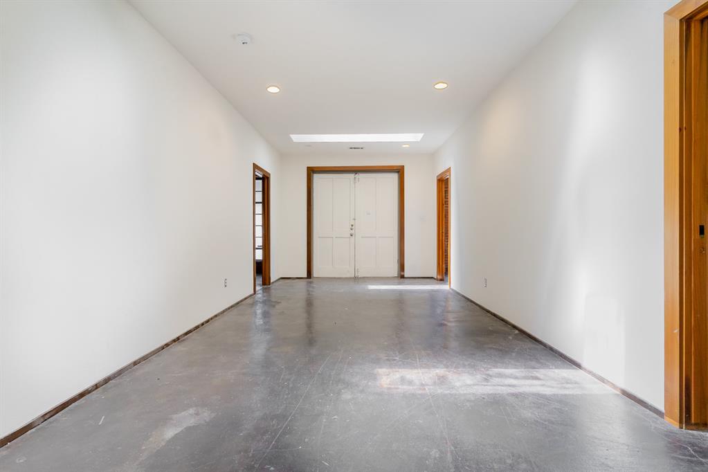 2602 Kings Road Dallas, TX 75219 - Photo 10 of 26 an empty room with a natural light