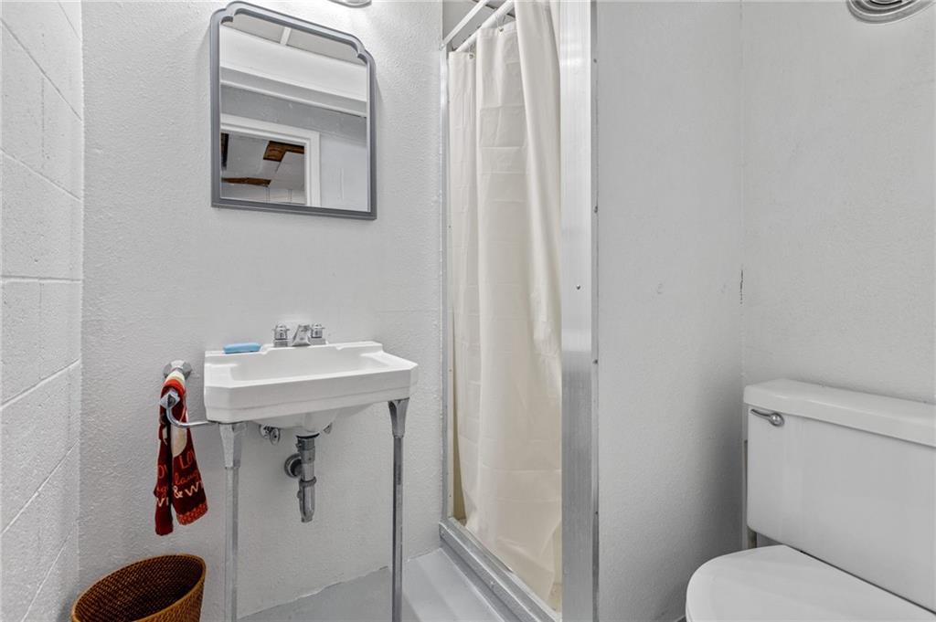 1488 Anderson Road Pittsburgh, PA 15209 - Photo 14 of 18 a bathroom with a toilet sink and mirror