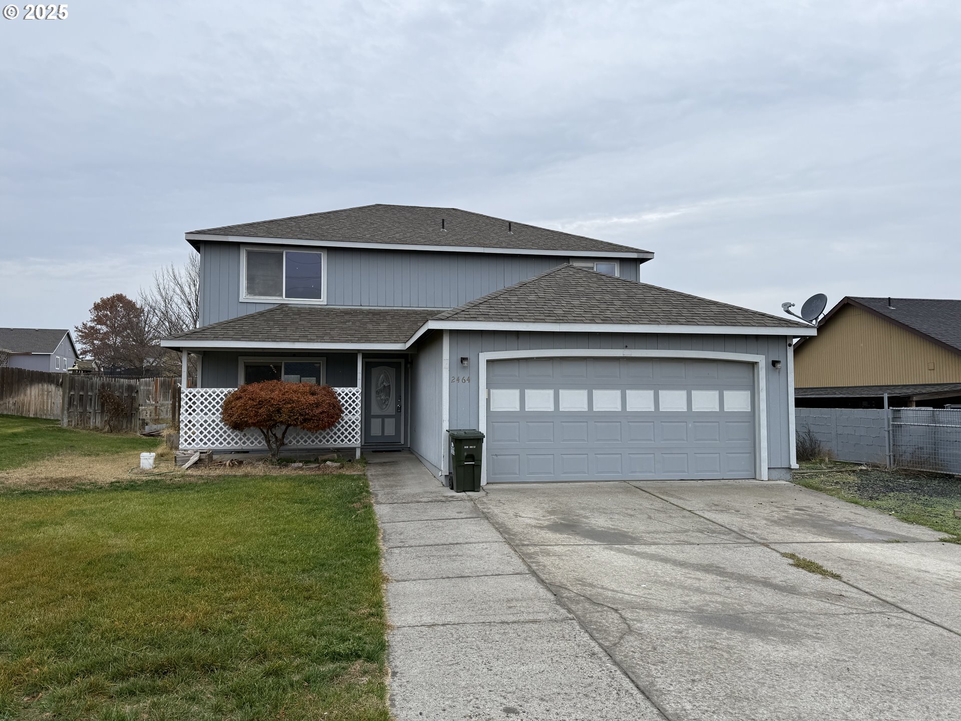 2464 Blue Jay Way Umatilla, OR 97882 - Photo 1 of 39 a front view of a house with garden