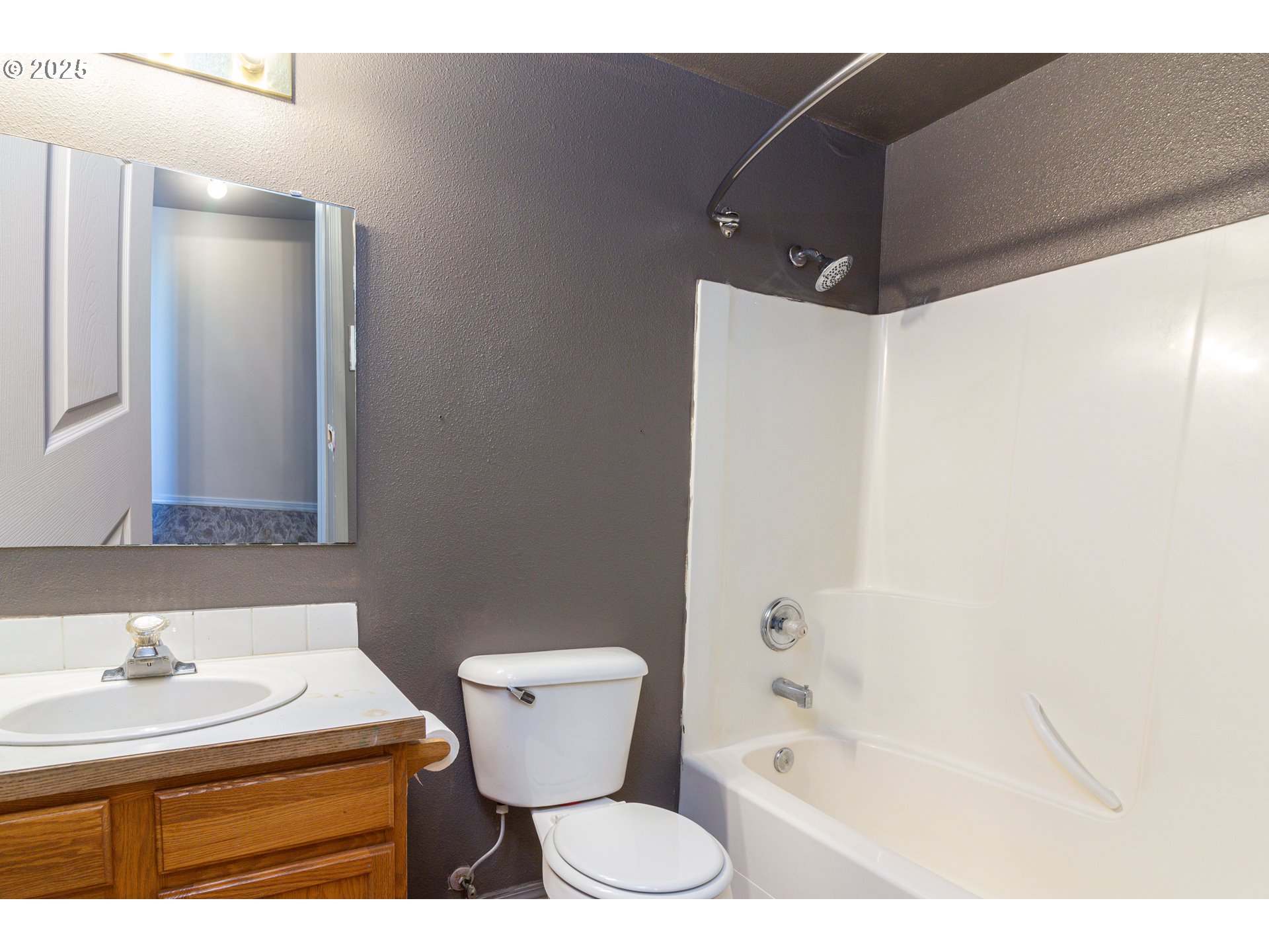 2464 Blue Jay Way Umatilla, OR 97882 - Photo 14 of 39 a bathroom with a sink a toilet and shower