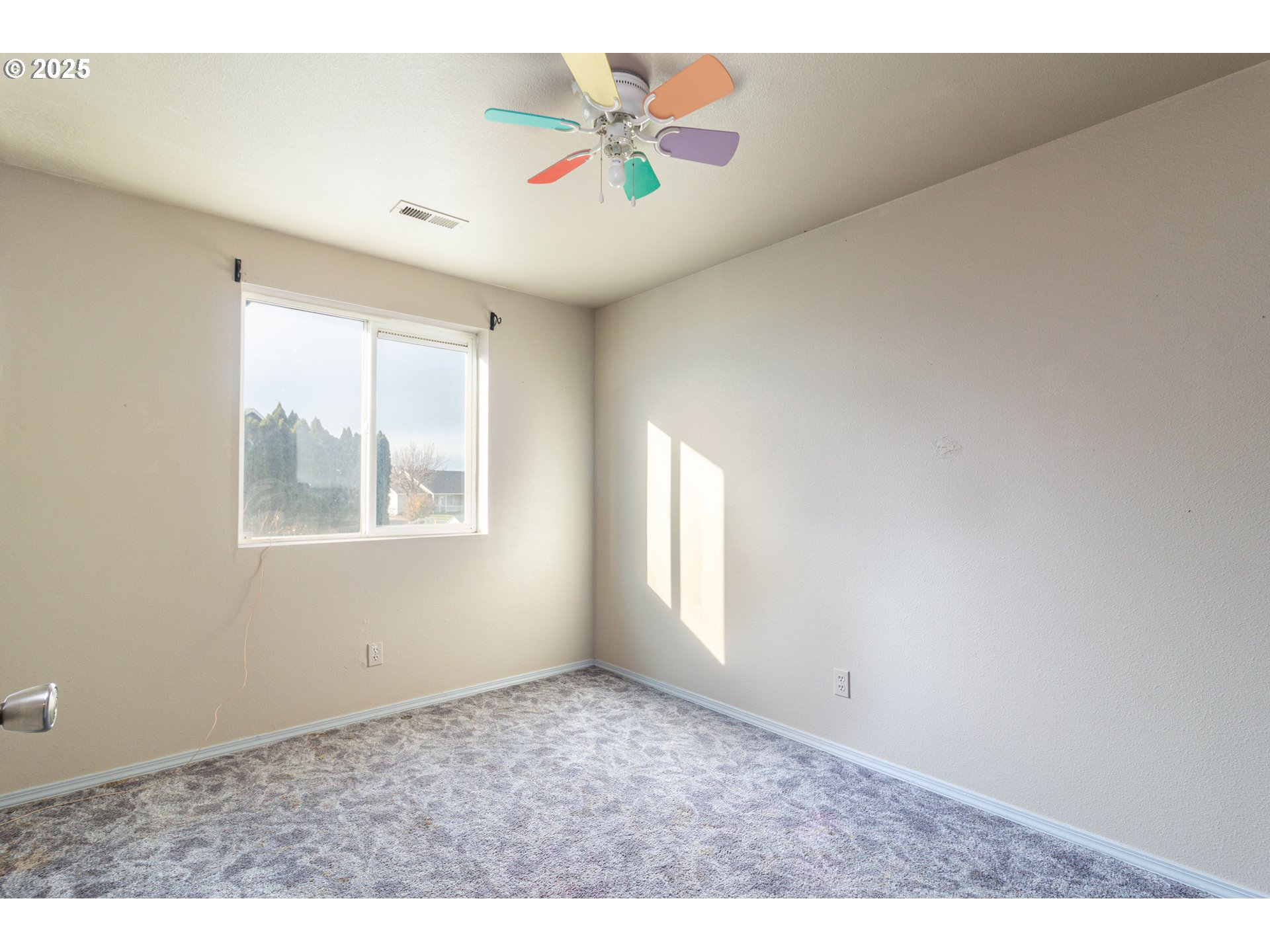 2464 Blue Jay Way Umatilla, OR 97882 - Photo 15 of 39 a view of an empty room with a window