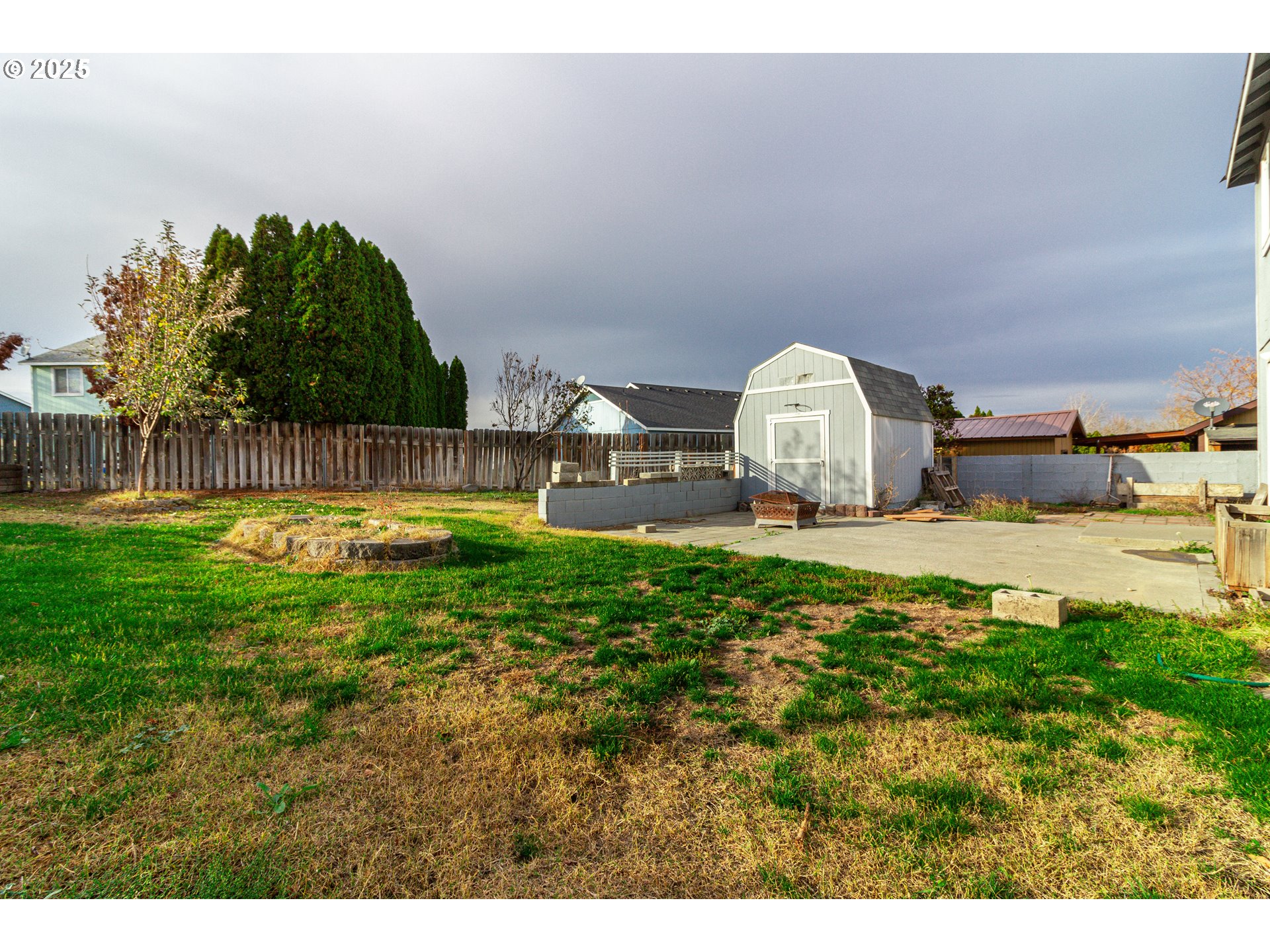 2464 Blue Jay Way Umatilla, OR 97882 - Photo 24 of 39 a front view of a house with garden
