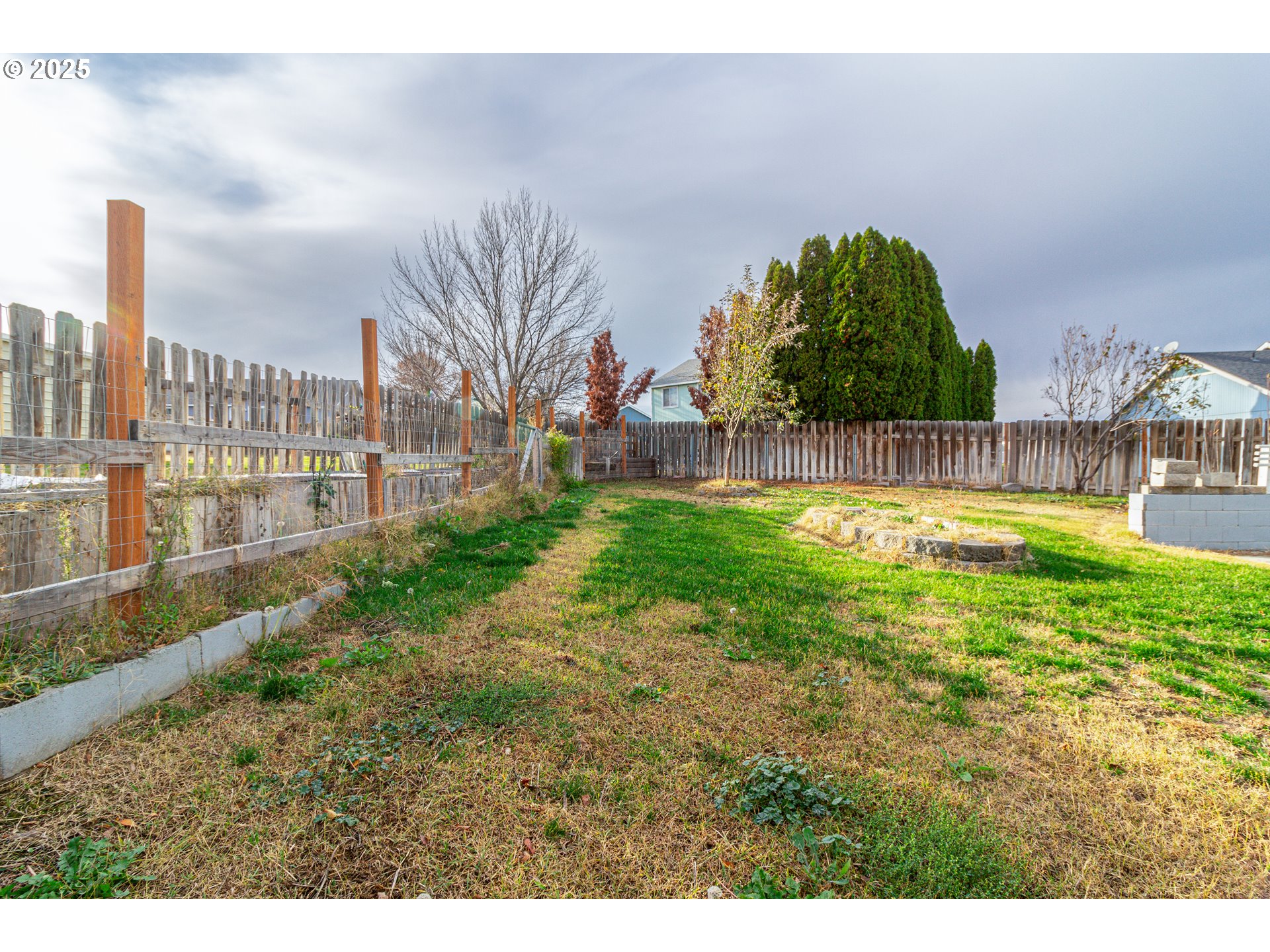 2464 Blue Jay Way Umatilla, OR 97882 - Photo 25 of 39 a view of a swimming pool with a yard and a fountain