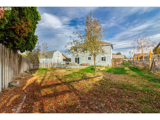 a view of a house with backyard