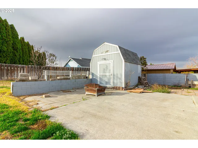 a view of a backyard with sitting area
