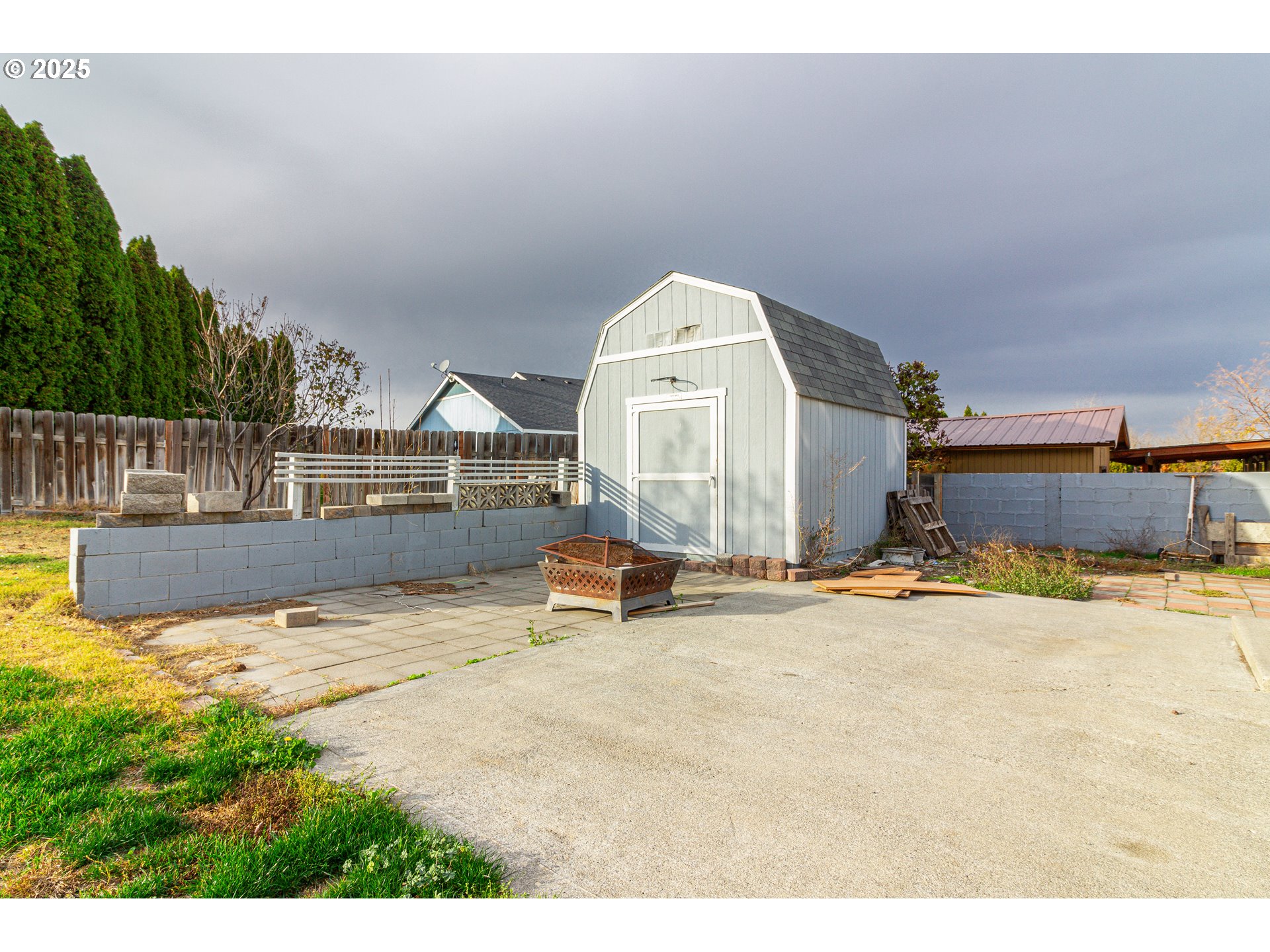 2464 Blue Jay Way Umatilla, OR 97882 - Photo 28 of 39 a view of a house with swimming pool and sitting area