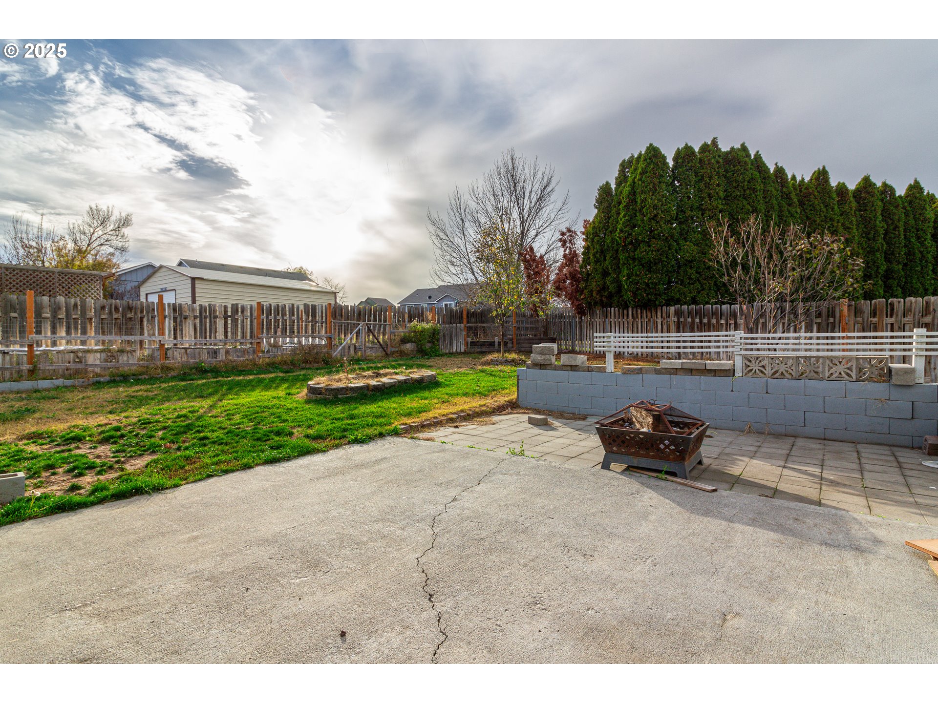 2464 Blue Jay Way Umatilla, OR 97882 - Photo 29 of 39 a view of a backyard with sitting area