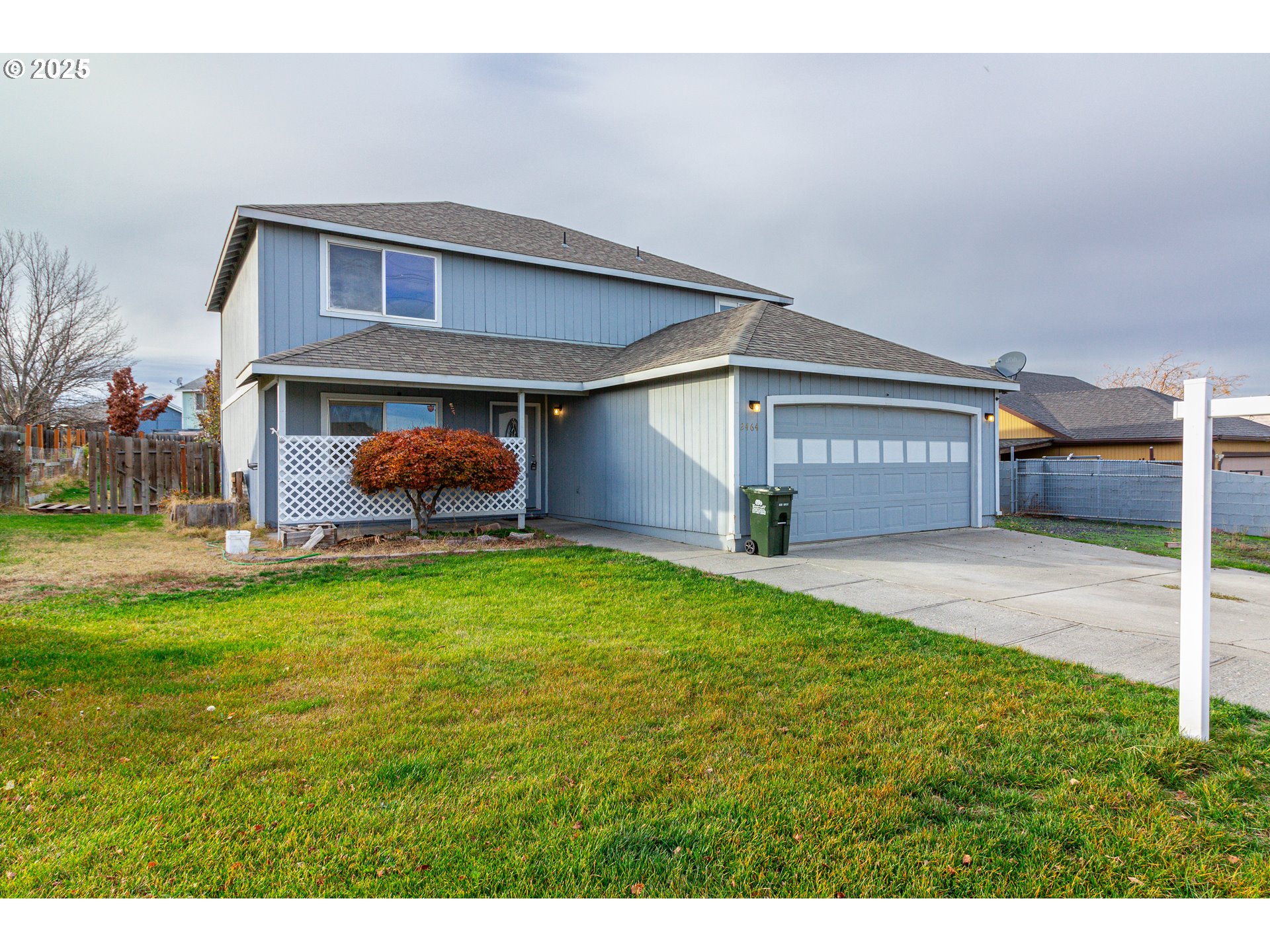 2464 Blue Jay Way Umatilla, OR 97882 - Photo 33 of 39 a front view of a house with a yard and garage