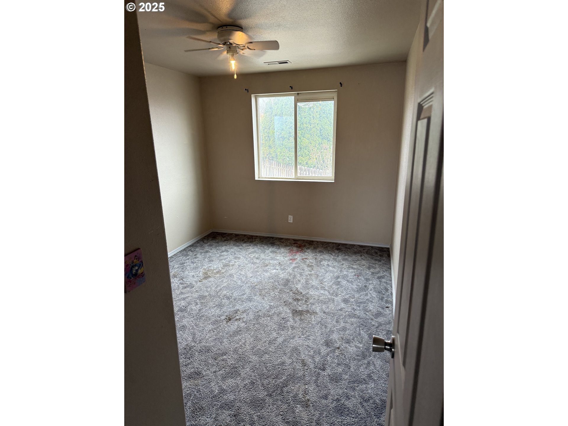 2464 Blue Jay Way Umatilla, OR 97882 - Photo 4 of 39 a view of livingroom with window