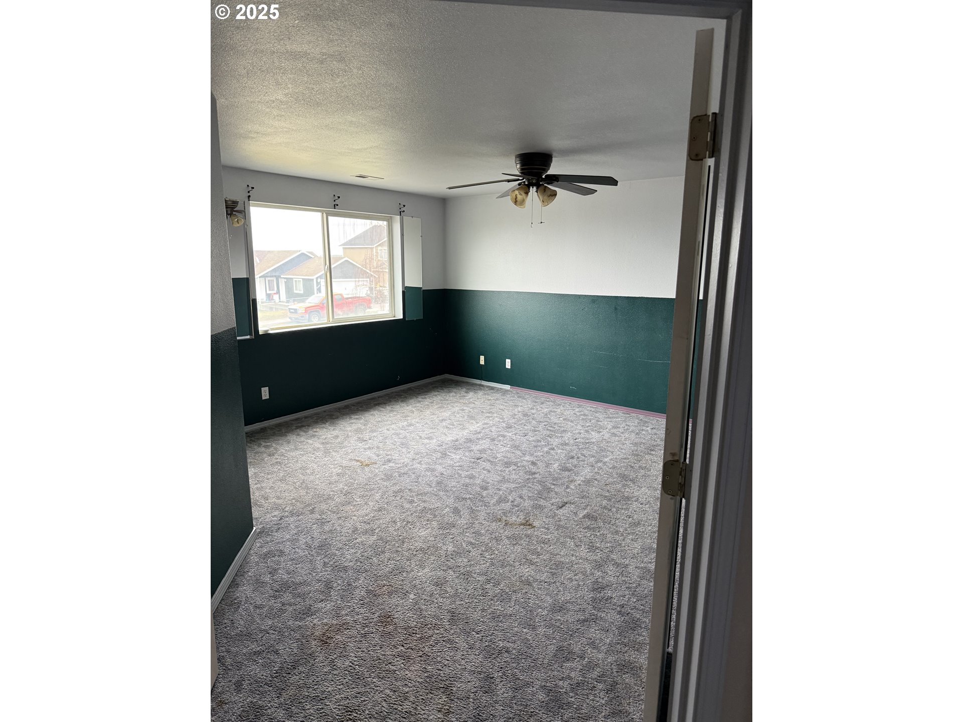 2464 Blue Jay Way Umatilla, OR 97882 - Photo 6 of 39 a bedroom with a bed and a window