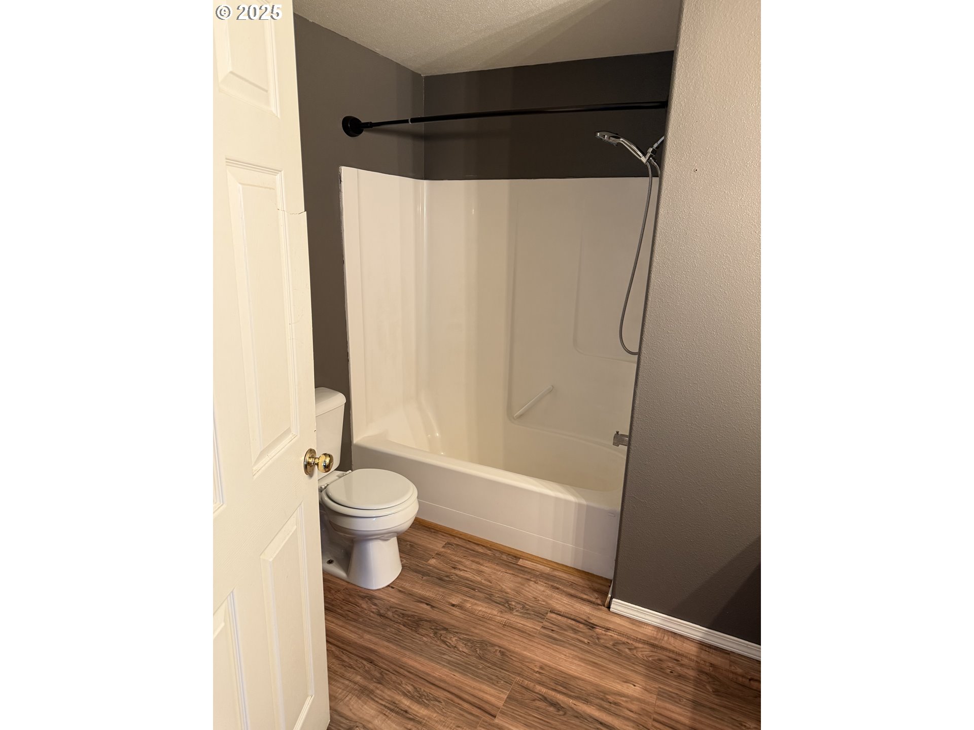 2464 Blue Jay Way Umatilla, OR 97882 - Photo 7 of 39 a bathroom with a shower a toilet and a window