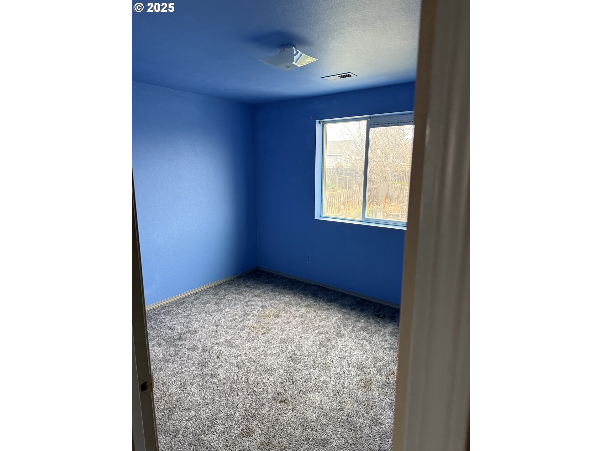2464 Blue Jay Way Umatilla, OR 97882 - Photo 9 of 39 a view of an empty room with a window