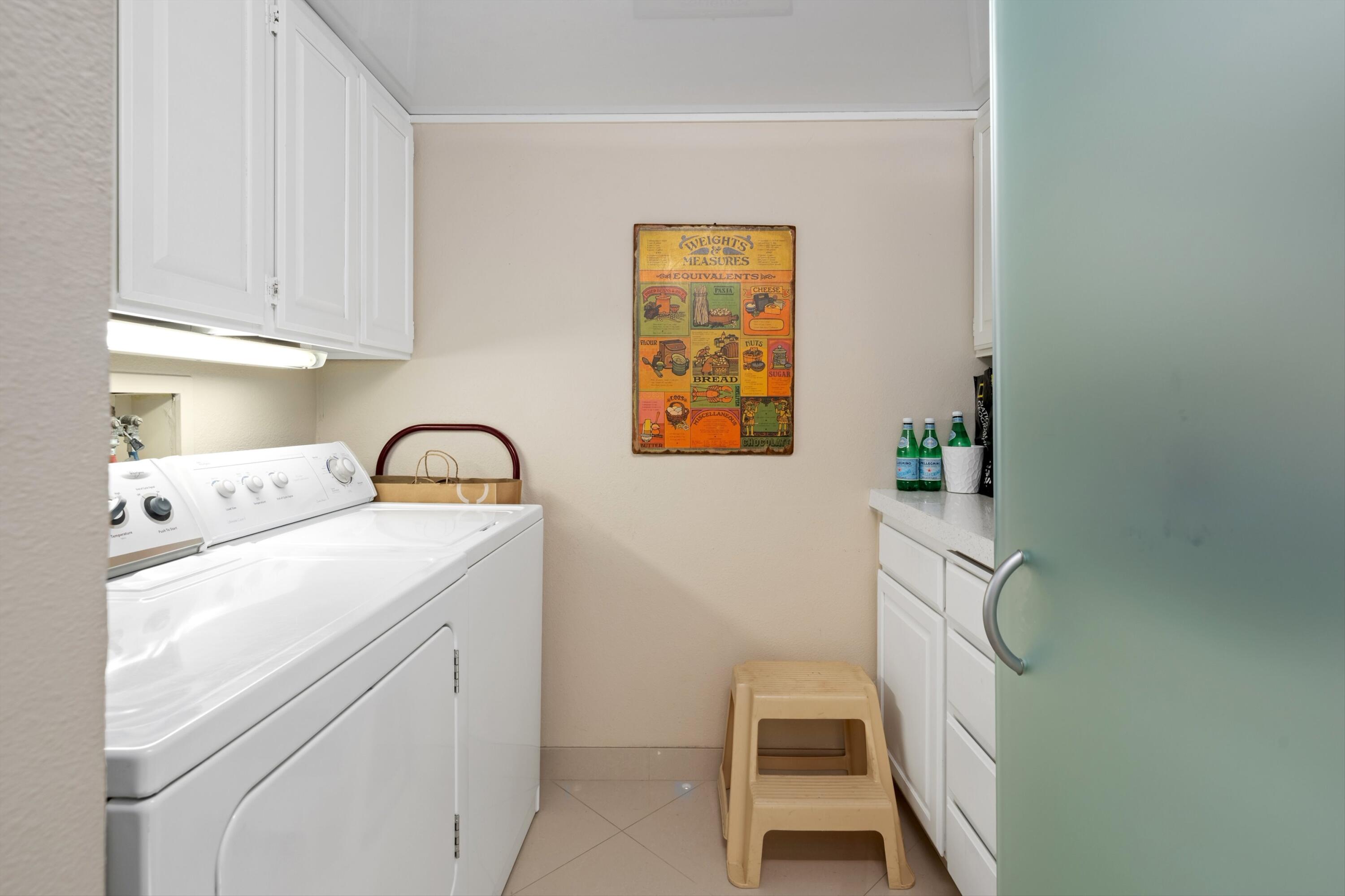 910 Island Drive, Unit 405 Rancho Mirage, CA 92270 - Photo 16 of 33 a utility room with dryer and washer