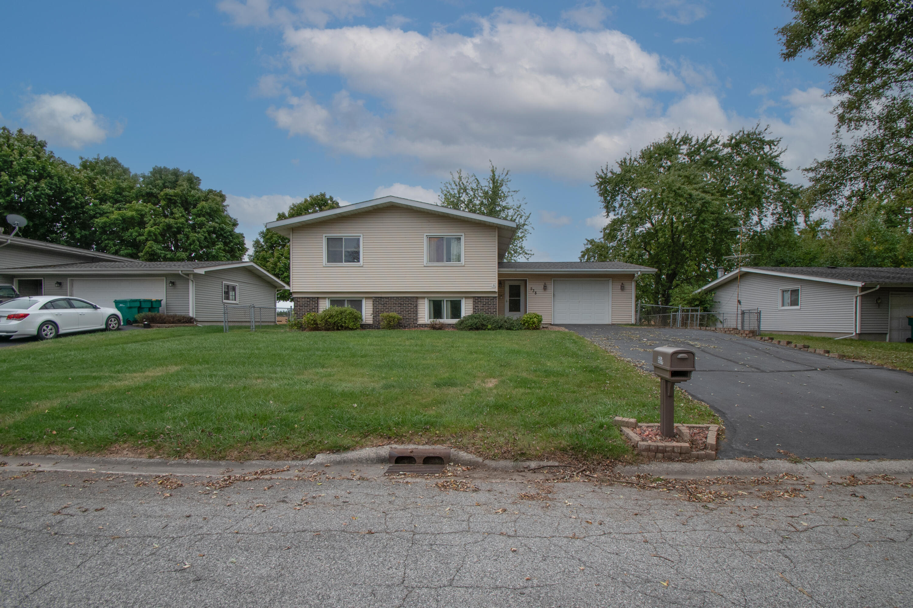 538 Robyn Road Valparaiso, IN 46385 - Photo 2 of 41 3000x2000