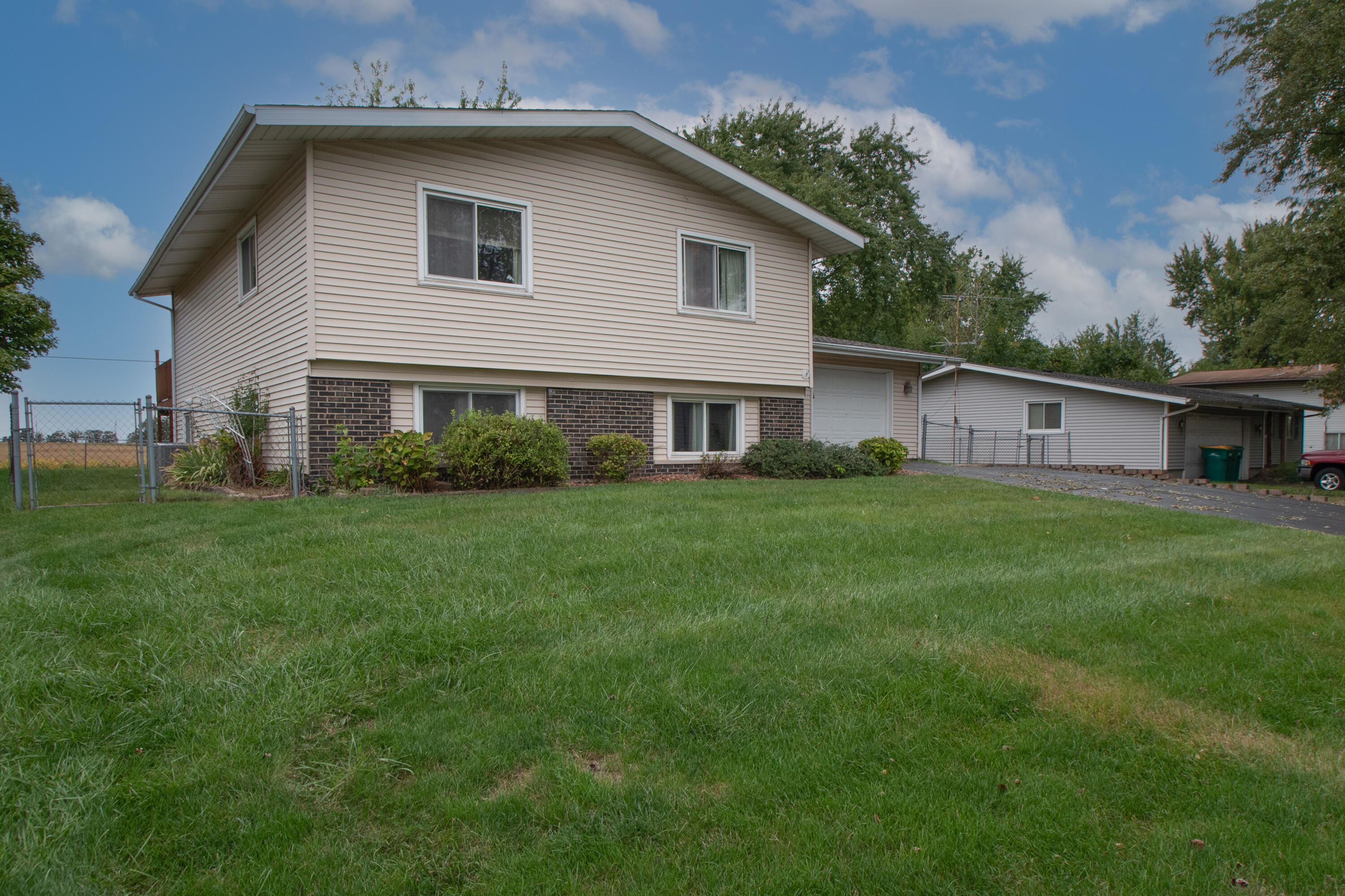 538 Robyn Road Valparaiso, IN 46385 - Photo 3 of 41 3000x2000
